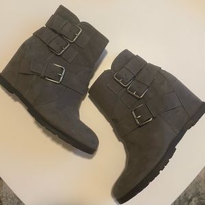Unisa gray suede wedge booties🤍